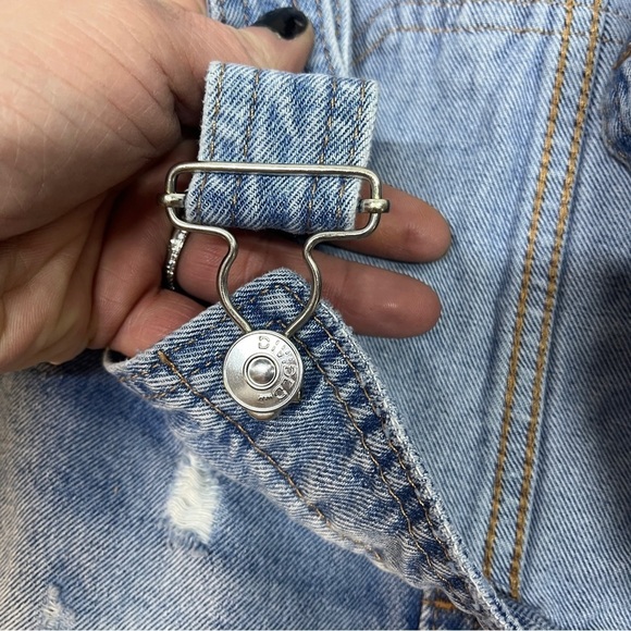 Divided size 2 jean short overalls with a distressed style - Picture 9 of 16